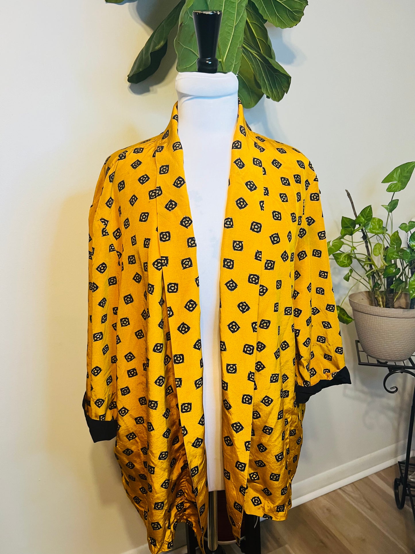 Vintage yellow and black buttonless blazer